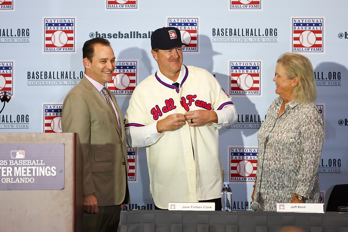 Jeff Kent buttons up Hall of Fame jersey