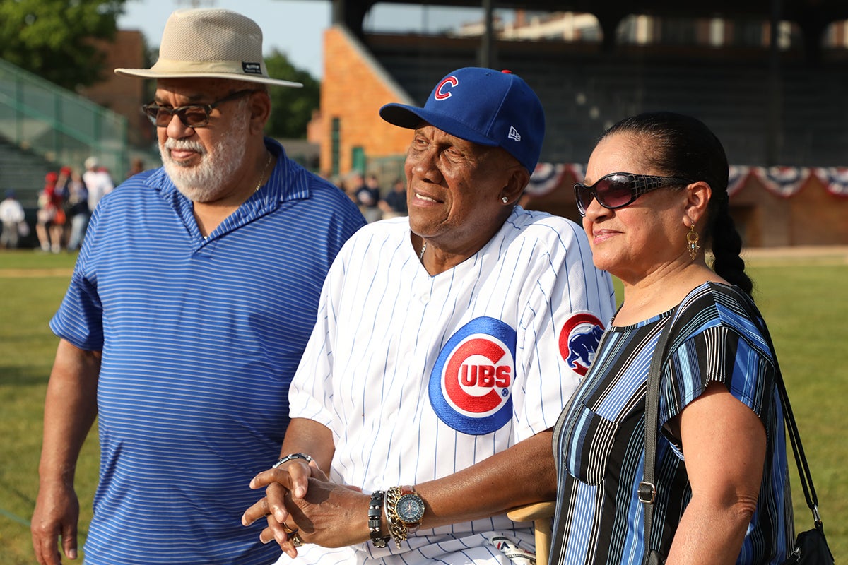 Fergie Jenkins poses with Museum supporters