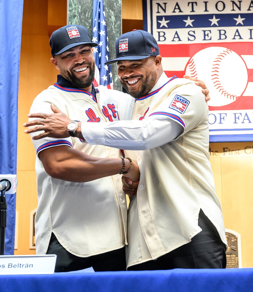 Carlos Beltrán and Andruw Jones embrace