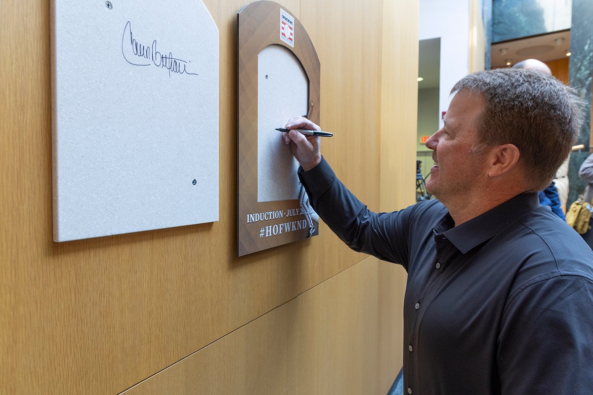 Jeff Kent signs site of future Hall of Fame plaque