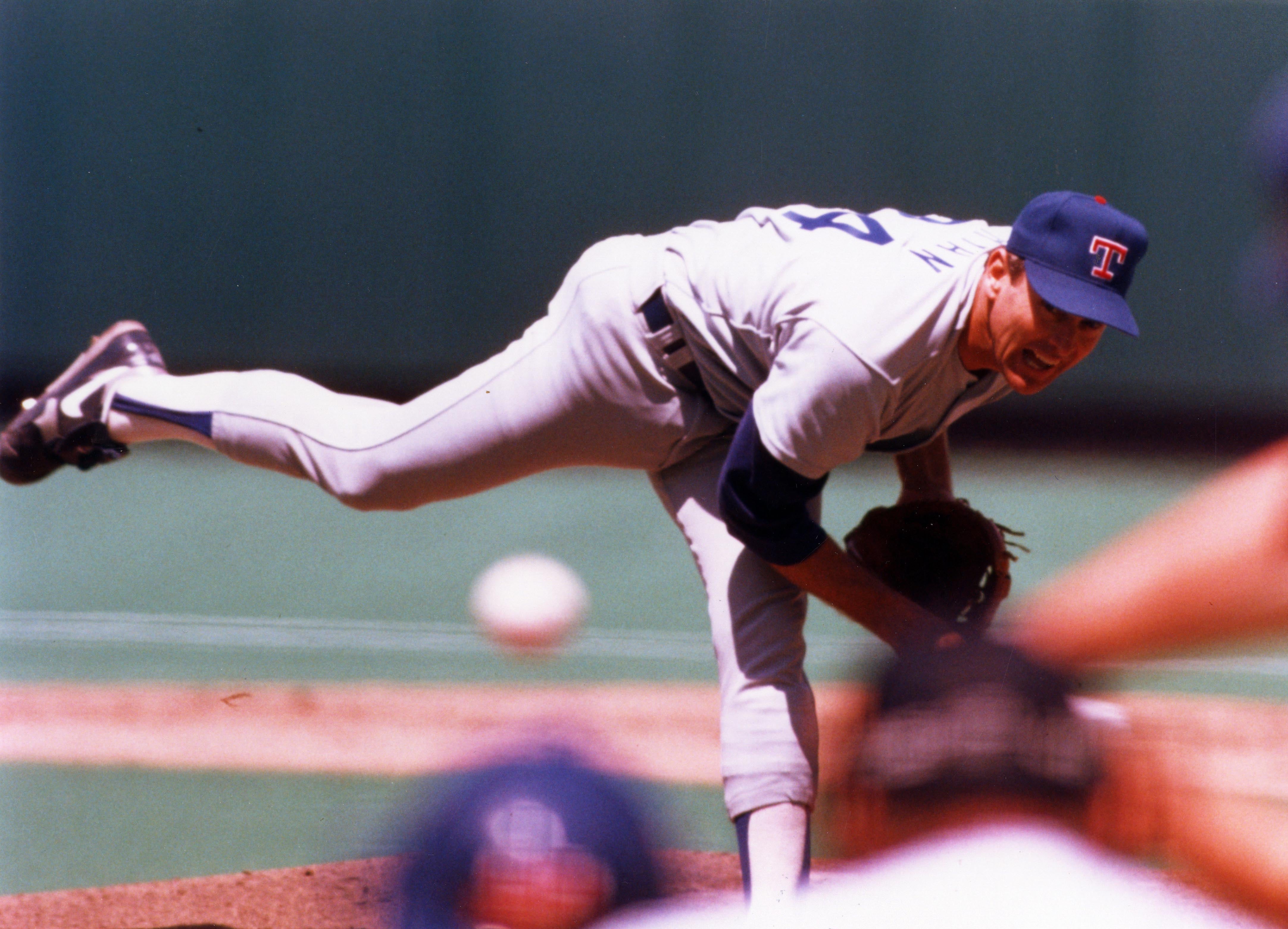 Nolan Ryan pitching