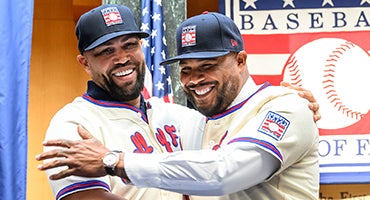 Carlos Beltrán embraces Andruw Jones